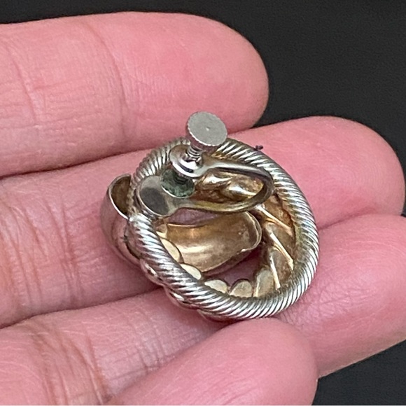 Vintage Unsigned Two-tone Round Rope Twisted Screw Back Earrings - Picture 7 of 11